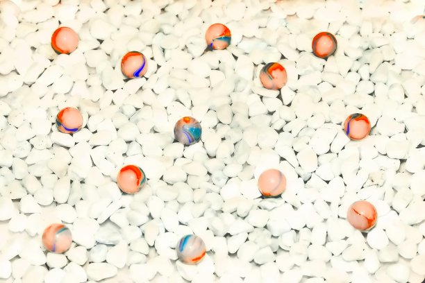 白色宝石，玻璃宝石橙红色小球背景图片下载