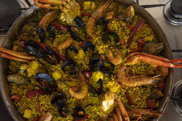 海鲜饭锅里的海鲜饭。西班牙地中海美食的图片图片下载
