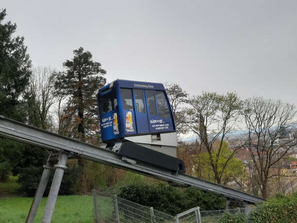 春天，德国，弗莱堡城堡山铁路内坐着的人们图片下载
