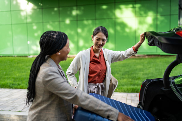 两个女商人准备去旅行图片下载