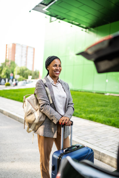 自信的商务女性准备出差图片下载