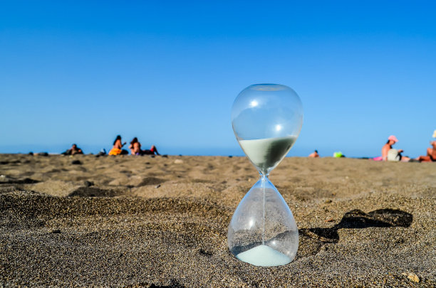 沙滩计时器是在沙滩上，背景是人图片下载