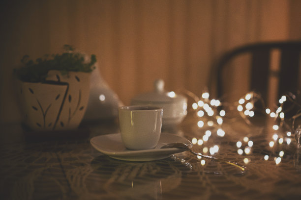 浪漫的木制咖啡桌。餐厅内部和度假家居装饰概念。健美的图片图片下载