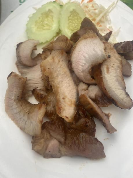 一张桌子上一盘肉和蔬菜的照片。图片下载