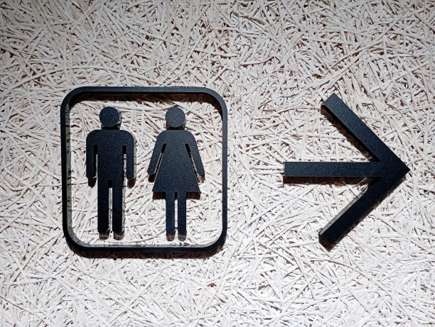 厕所门上的厕所标志，木质背景。厕所标志-洗手间概念-黑色色调。厕所图标集。男女卫生间标志。图片下载