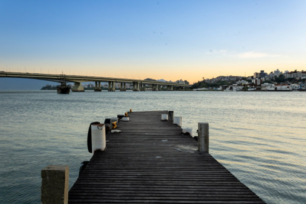 黄昏时分，科伦坡萨勒斯和佩德罗伊沃大桥对面的海上码头。照片摄于2024年5月Florianópolis，圣卡塔琳娜。图片下载