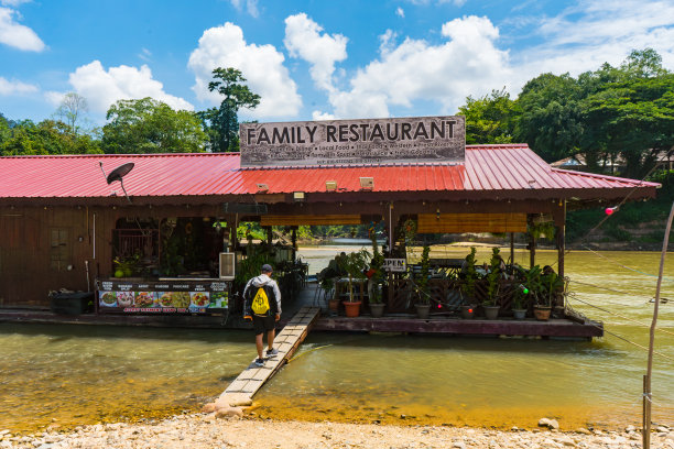 塔曼内加拉国家公园塔汉山河上的水上餐厅图片下载