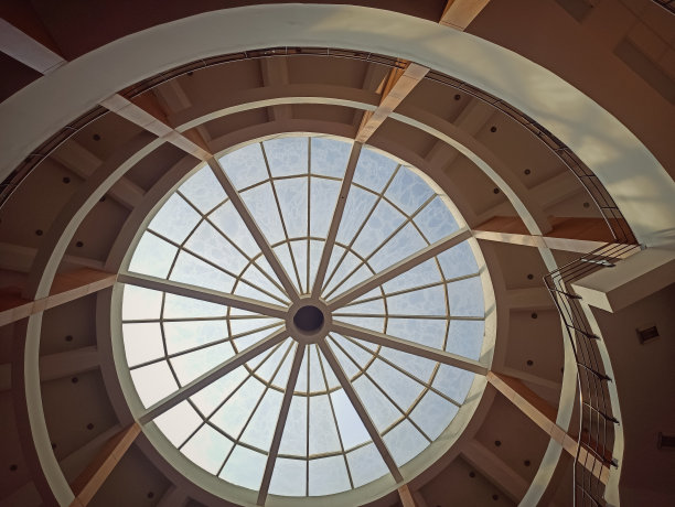 大建筑物玻璃天花板或屋顶的低角度照片。天窗屋顶将允许良好的照明。图片下载