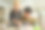 一名学生在创意工作室的指导下愉快地学习陶器。这张照片捕捉了雕刻粘土的实际过程，突出了艺术的协作和教育方面图片下载