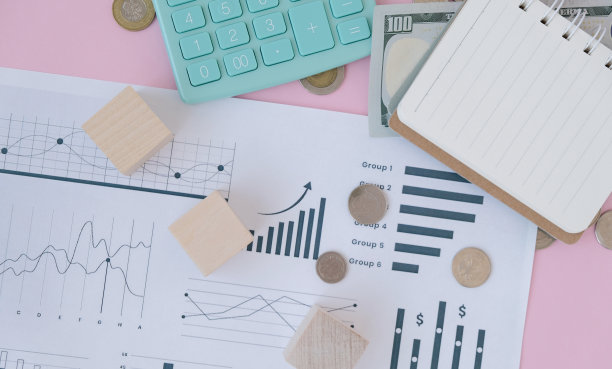 桌子有定制的工作空间和笔记本电脑图片下载