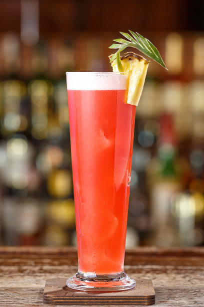 新加坡人在酒吧里喝鸡尾酒图片下载