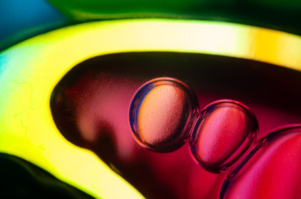 红蓝光照亮黑暗的房间图片下载