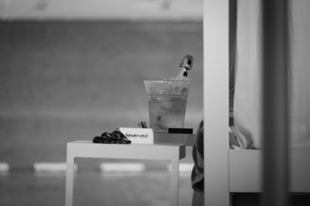 海滩上的冷藏箱里有一瓶起泡酒图片下载