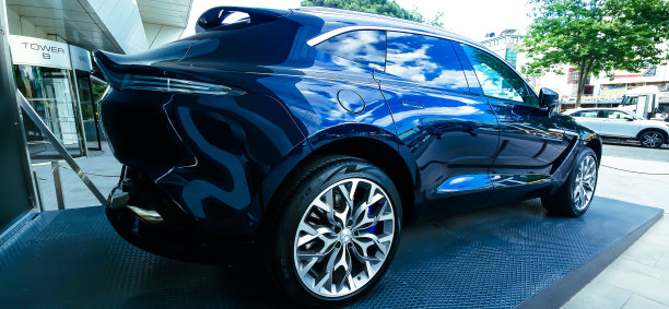 一辆豪华车，阿斯顿·马丁的商标在一个户外陈列室图片下载