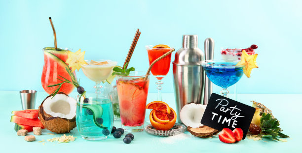 蓝色背景的夏日多彩鸡尾酒。新鲜可口的热带饮料图片下载