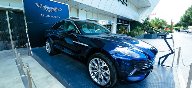 一辆豪华车，阿斯顿·马丁的商标在一个户外陈列室图片下载