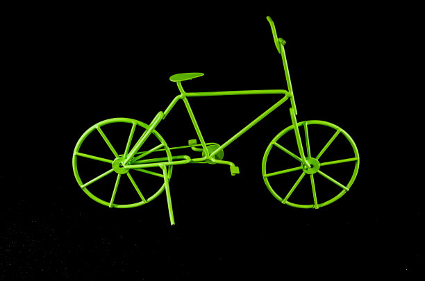 一辆绿色的自行车以黑色为背景图片下载
