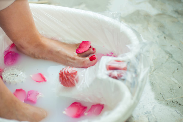 足底按摩在spa沙龙股票照片图片下载