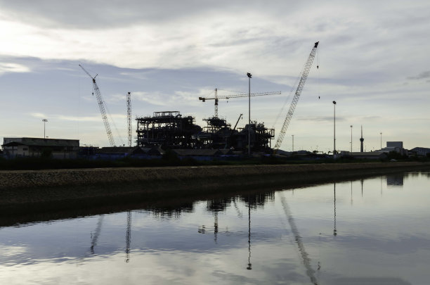 港口场施工现场海上石油钻井平台。图片下载