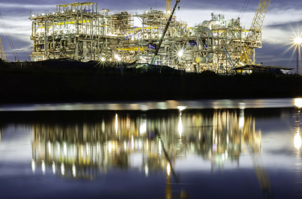 港口场施工现场海上石油钻井平台。图片下载