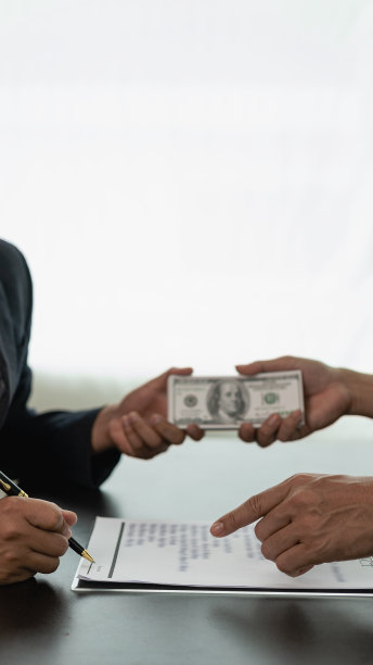 贪污在商业中是非法的，高级官员从商人那里收受贿赂，以签订合同、投资交易、贿赂和腐败。特写照片图片下载