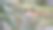 在房子后面的花园里，各种植物的干叶子堆成的垃圾被收集起来用作肥料。图片下载