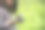近距离的手亚洲妇女看数码单反相机复古电影风格拍照。专业女摄影师在户外看照片。年轻女子在绿色自然公园拍摄照片图片下载