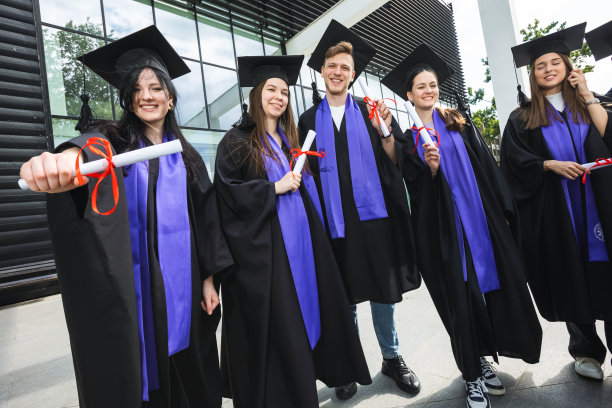 学生们，毕业典礼和大学朋友们的合影合影。图片下载