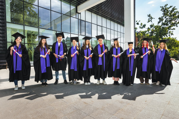 学生们，毕业典礼和大学朋友们的合影合影。图片下载