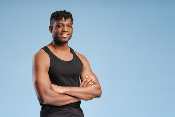 有魅力，自信的非裔美国人，运动员双臂交叉看着镜头图片下载