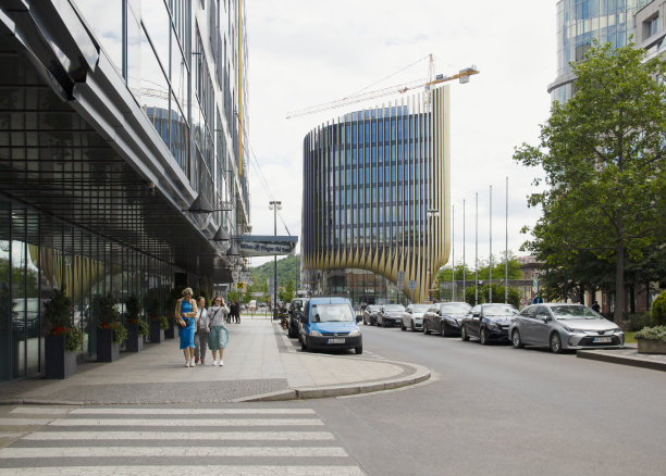 黄金之城布拉格马萨里克站金融区春城马萨里克希尔顿酒店由扎哈·哈迪德建筑师事务所设计购物中心旅游目的地奢华生活方式上流社会全球商业捷克共和国中欧图片下载