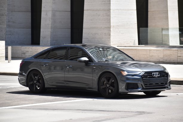 一辆灰色的奥迪豪华轿车在闹市区巡游图片下载