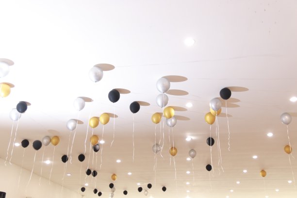 热气球被安装在大楼的天花板上图片下载