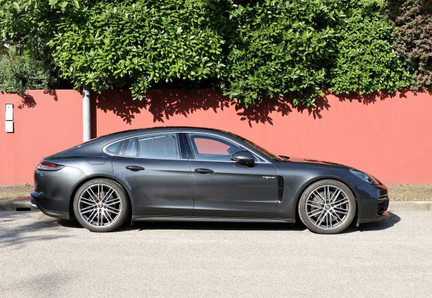 侧视图黑色保时捷帕纳默拉涡轮混合动力图片下载