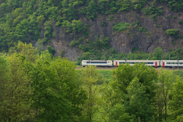 比利时火车穿过比利时阿登美丽的风景图片下载