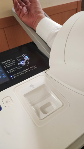 男子测量血压图片下载