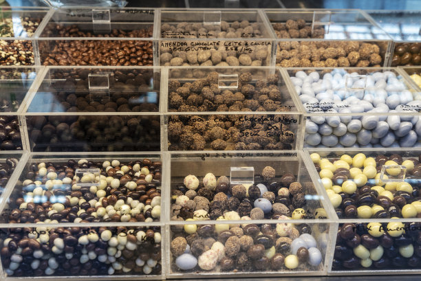 葡萄牙波尔图Bolhao市场的巧克力球糖果店图片下载