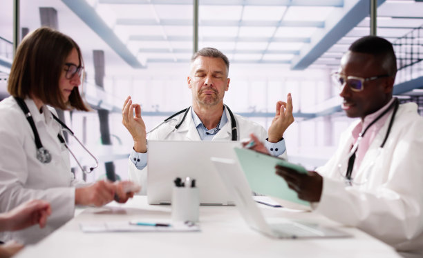 不同的医生忽视员工。健康的冥想图片下载