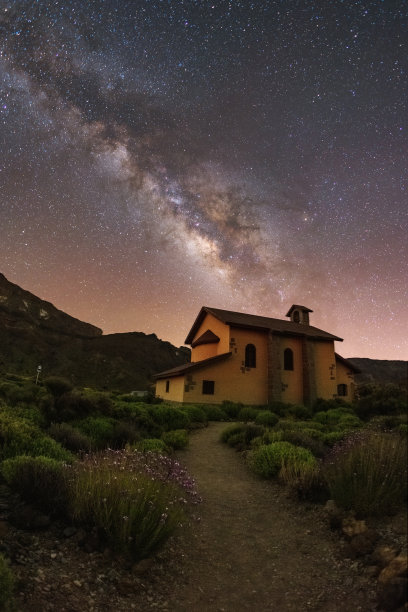 房子上方的银河图片下载