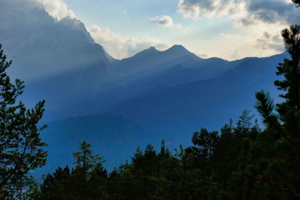 清晨在山上，照片为背景，在白云石山脉，秋天在意大利图片下载