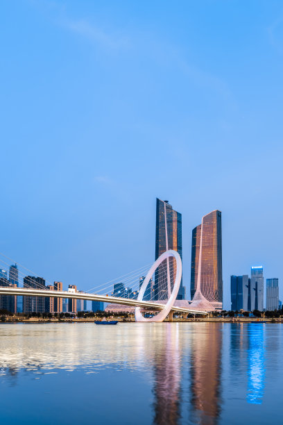 南京眼桥夜景与保利剧院，南京，江苏，中国图片下载