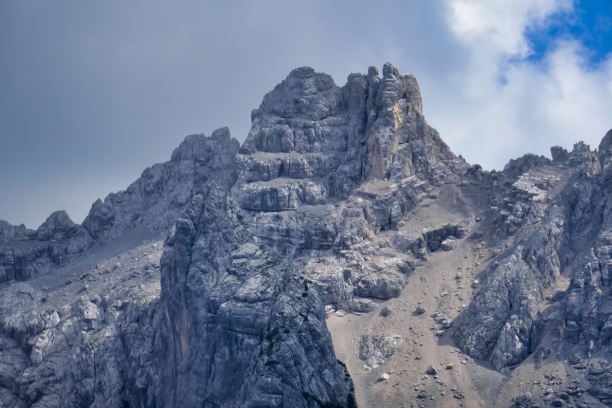冬天的山脉，照片作为背景，在白云石山脉，秋天在意大利图片下载