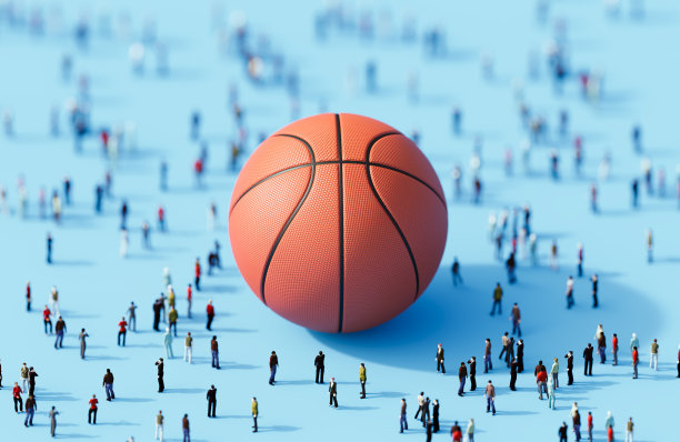 一群人围着蓝色的篮球图片下载