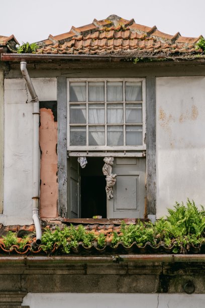 波尔图市中心一座破旧建筑的一扇敞开的窗户。图片下载