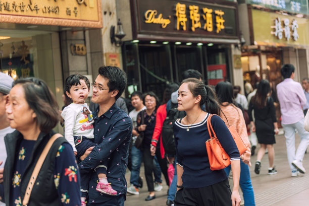 中国上海拥挤的街道，挤满了家庭和购物者图片下载