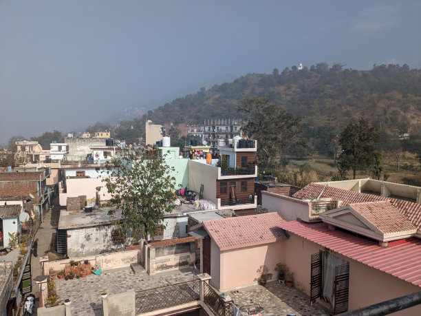 一个繁忙小镇的航拍照片，有树、房子和蓝天。图片下载