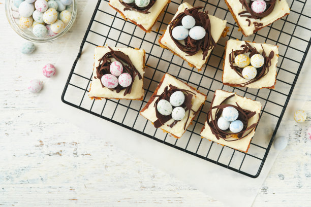 复活节胡萝卜蛋糕棒装饰巧克力窝和巧克力糖蛋开花樱桃或苹果花在乡村轻木制背景。复活节的节日大餐。传统的复活节食物。图片下载