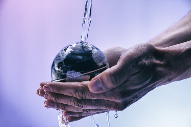 水倾泻在地球上图片下载