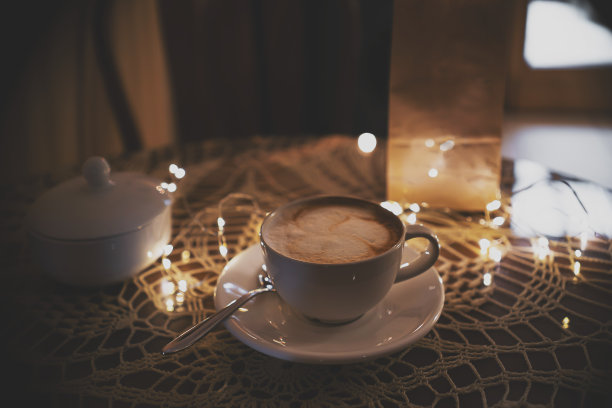 浪漫的木制咖啡桌。餐厅内部和度假家居装饰概念。健美的图片图片下载