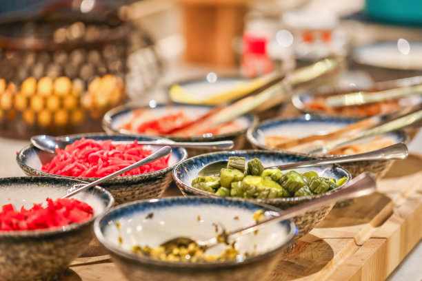 沙拉吧的什锦新鲜蔬菜配料。选择健康的食物。图片下载